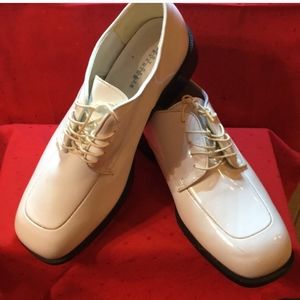 White Perry Ellis Patent Leather Shoes. Used, but great Condition.